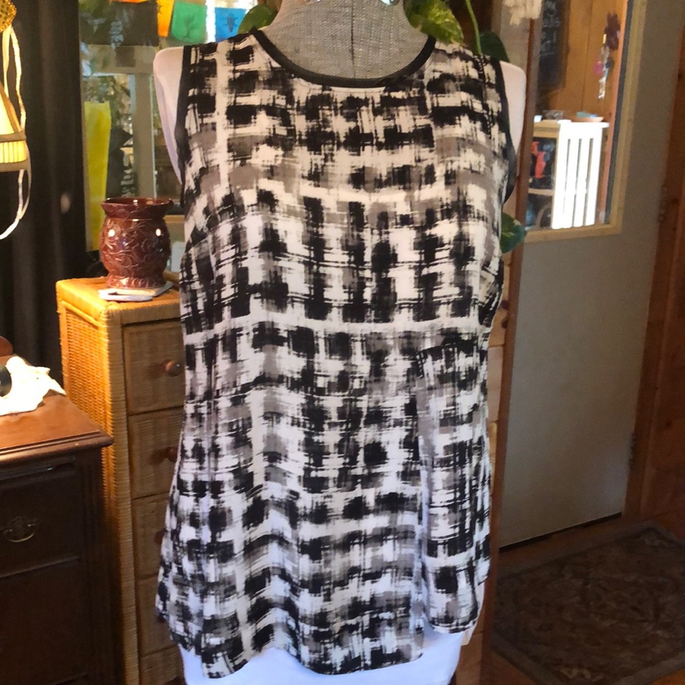 Ladies size p.m. sleeveless blouse from simply vera vera Wang